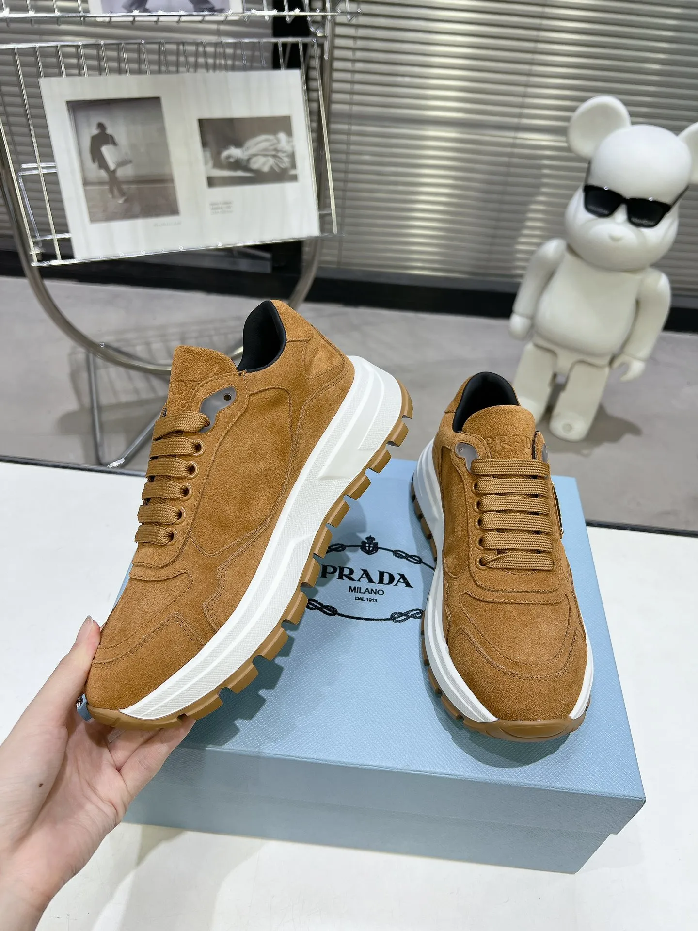👟👟Ex-factory price 580👟👟 PRADA ²⁰²4 𝐬𝐬Prada’s new product comes with strength! ❣️Many Internet celebrities have the same style, fashionable and versatile nice items, original shoes are developed and purchased from Italian counters, and are reproduced 1:1 according to the original taste. This year’s theme is not to be defined, embodying texture through simplicity💛From thick-soled sneakers to zigzag short boots to 2024 flat shoes, everything reveals a sure-fire momentum...combining gentleness and handsomeness, the finishing touch for women❤️ The top-grade open-edge beaded cowhide with imported cowhide triangle logo is consistent with the original version, the wear-resistant and ultra-light two-color outsole, and the sheepskin lining are breathable and comfortable. ⚛Size: Women's 34-40 ⚛Size: Men's 39-45 Original packaging accessories. ⚛
